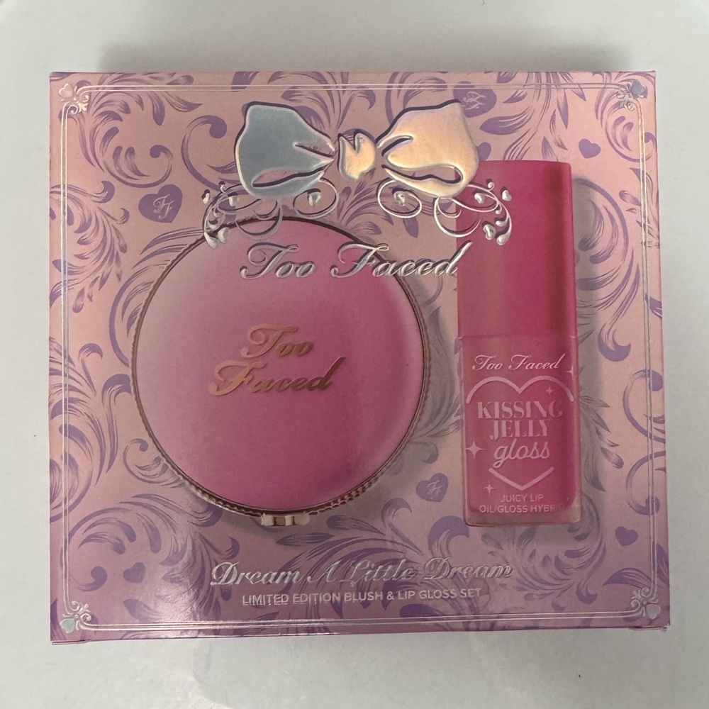 Too Faced- Dream A Little Dream Makeup Gift Set - Picture 3 of 4